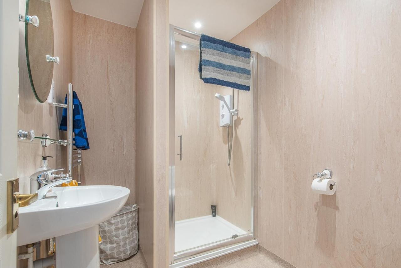 Luxury Group Celebration House With Hot Tub & Bar! Warminster Eksteriør bilde