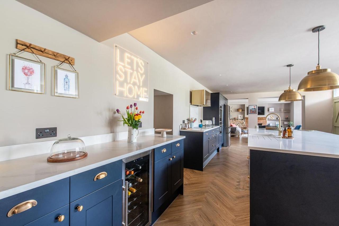 Luxury Group Celebration House With Hot Tub & Bar! Warminster Eksteriør bilde